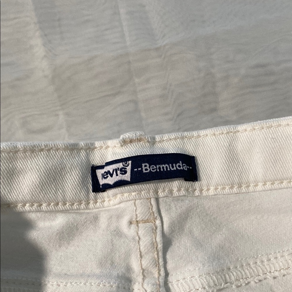 Levi's White Denim Bermuda Shorts Relaxed Fit - Picture 2 of 13